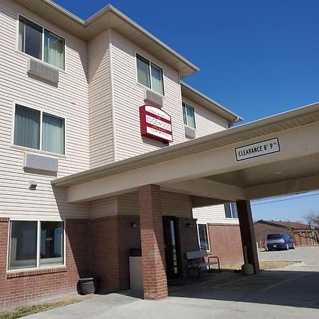 The Edgewood Hotel And Suites Fairbury Exterior photo