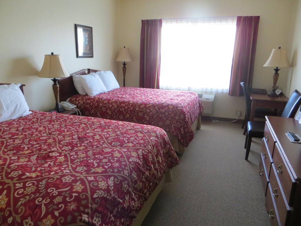 The Edgewood Hotel And Suites Fairbury Room photo